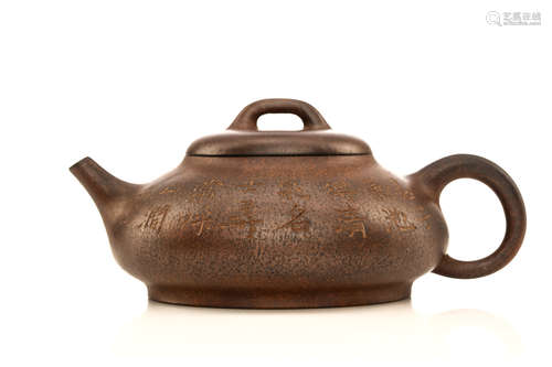 宜兴紫砂壶，底款：「浙宁玉成窑造」                                                                                                                                     A CHINESE YIXING ZESHA TEAPOT AND COVER.