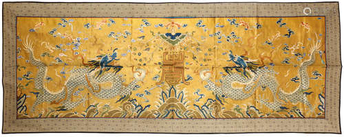 清   二龙贺寿刺绣挂饰                                                                                                                                                                A CHINESE EMBROIDERED DRAGON WALL HANGING.