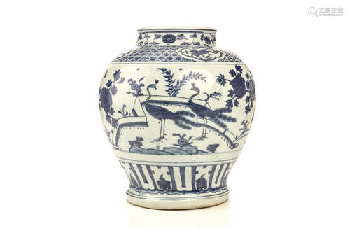 明万历-嘉靖   青花绘孔雀罐                                                                                                                                        A CHINESE BLUE AND WHITE PEACOCKS JAR, GUAN.