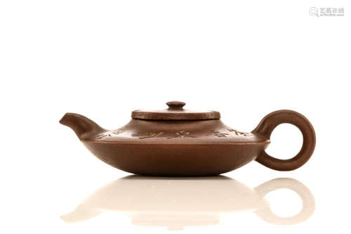 宜兴紫砂壶，款：「玩珍」                                                                                                                                           A CHINESE YIXING ZESHA TEAPOT AND COVER.