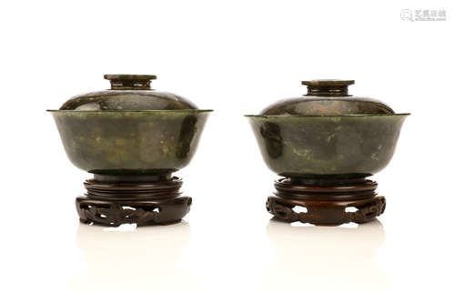 20世纪早期   碧玉盖碗一对                                                                                                                                  TWO CHINESE SPINACH JADE TEA BOWLS AND COVERS.