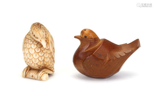 一刀雕り根付鸠 亮贞、鹿角雕根付鹫、１９世纪                                                                                                                                 A JAPANESE ITTOBORI NETSUKE OF A DOVE AND A STAG-ANTLER NETSUKE OF AN EAGLE.