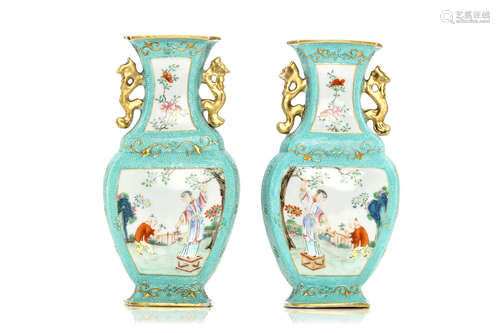 清乾隆   鎏金珍珠釉绘粉彩人物壁挂瓶                                                                                                                             A PAIR OF CHINESE FAMILLE ROSE WALL VASES.