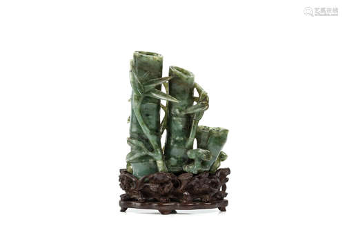 20世纪   碧玉竹形笔洗                                                                                                                                             A CHINSE SPINACH JADE BAMBOO AND LINGZHI-FORM TRIPLE WASHER.