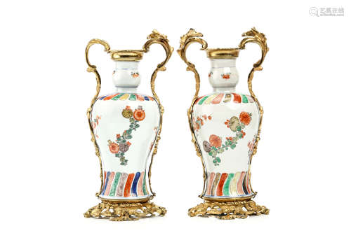 清康熙(瓶)/19世纪(镶嵌)   蒜口瓶                                                                                                                                                                                      A PAIR OF EUROPEAN MOUNTED CHINESE GARLIC NECK VASES