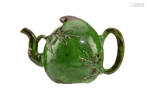 清18/19世纪   素胎施彩寿桃形加多式茶壶                                                                                                                                      A CHINESE PEACH CADOGAN TEAPOT.