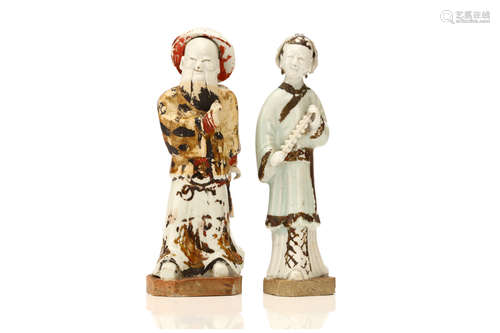 约1750   青花、青瓷人物立像各一件                                                                                                                                        A CHINESE BLUE AND WHITE AND CELADON FIGURE OF A MAN AND A WOMAN.