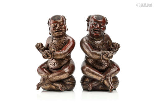 清   漆雕和合二仙立像一对                                                                                                                                      A PAIR OF CHINESE LACQUERED WOOD FIGURES OF THE IMMORTAL TWINS, HEHE ERXIAN.