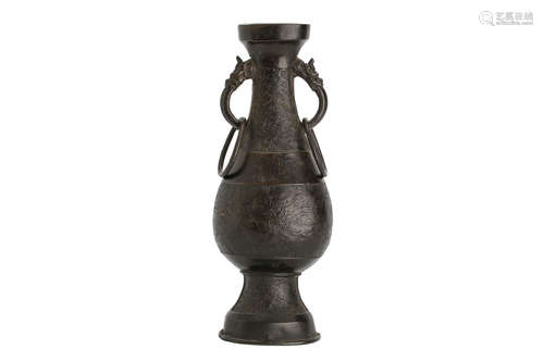 元   铜花瓶                                                                                                                                                    A CHINESE BRONZE FLOWER VASE.