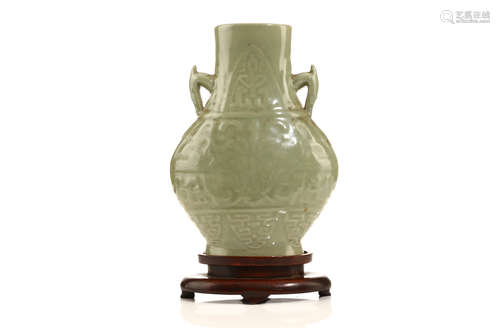 清   青釉鸠耳尊                                                                                                                                                    A CHINESE CELADON GLAZED VASE, HU.