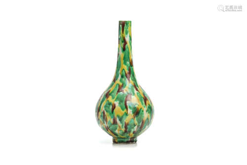 清康熙   三彩玉壶春瓶                                                                                                                                                A CHINESE EGG AND SPINACH GLAZED PEAR SHAPED VASE.