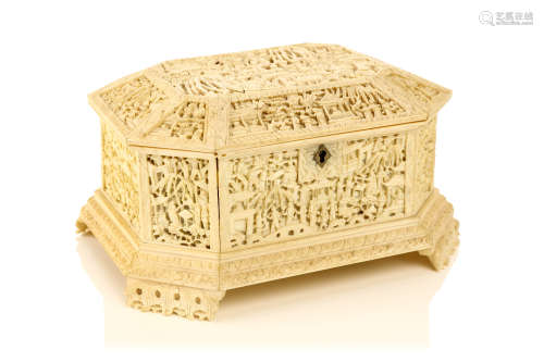 清   广东制象牙雕人物庭院纹长方盖盒                                                                                                                                   A CHINESE CANTON CARVED IVORY CHEST.