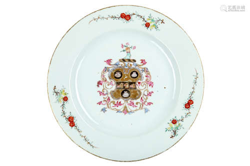 约1750   粉彩徽章盘                                                                                                                                            A CHINESE FAMILLE ROSE ARMORIAL DISH.