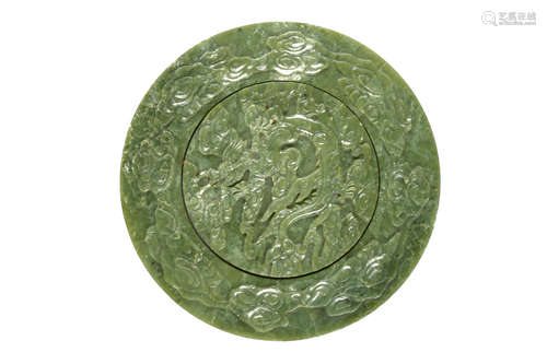 19世纪晚期/20世纪早期   雕龙圆玉佩                                                                                                                              A CHINESE JADE CIRCULAR 'DRAGON' PLAQUE.