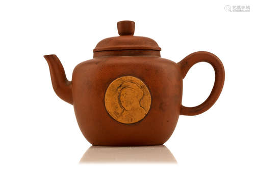 1968   宜兴紫砂壶                                                                                                                                                      A CHINESE YIXING TEAPOT AND COVER.