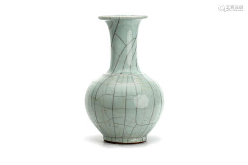 官窑青釉瓶                                                                                                                                                      A CHIENSE GUAN-TYPE VASE.