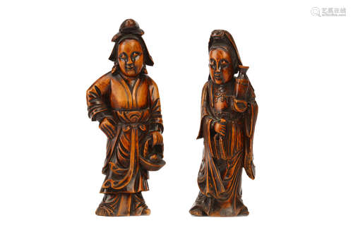 清 18/19世纪   木雕仕女坐像两件                                                                                                                                    TWO CHINESE CARVED WOOD LADIES.