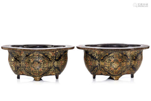 清18/19世纪   漆金木花盆一对                                                                                                                                                                               A PAIR OF CHINESE GILT AND LACQUERED WOOD JARDINIÈRES.