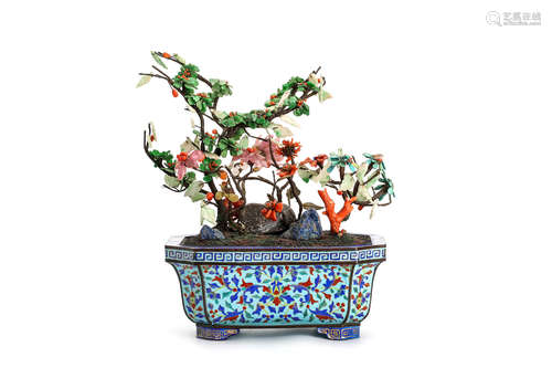 清18/19世纪   广东铜胎珐琅花盆栽硬石盆景                                                                                                                        A CHINESE CANTON ENAMEL JARDINIÈRE WITH HARDSTONE FLOWERS.