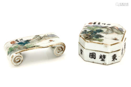 20世纪早期   山水图轴瓷条案及瓷盒                                                                                                                                               A CHINESE 'LANDSCAPE' SCROLL FORM STAND TOGETHER WITH A MATCHING BOX.