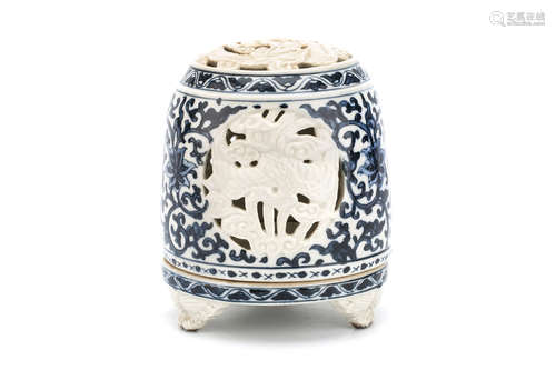 清   青花三足盖炉                                                                                                                                                A CHINESE BLUE AND WHITE CENSER.