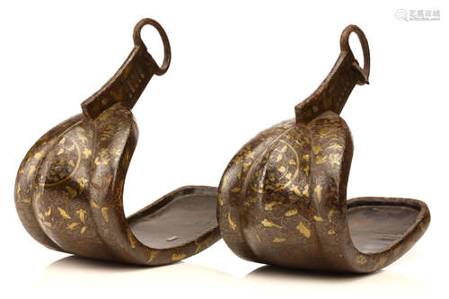 秋花と蝶図镫一対、江戸时代                                                                                                                                                              A PAIR OF JAPANESE IRON ABUMI (STIRRUPS).