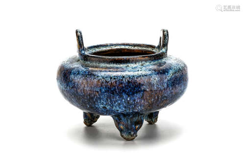 19世纪晚期   窑变釉双耳三足香炉                                                                                                                                             A CHINESE FLAMBÉ GLAZED TRIPOD LOOP HANDLED CENSER.