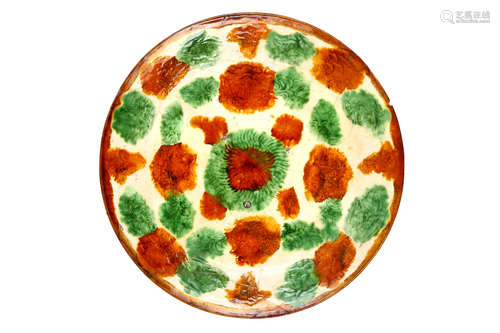 辽   素三彩堆花盘                                                                                                                                                  A CHINESE GREEN AND YELLOW GLAZED MOULDED BOWL.