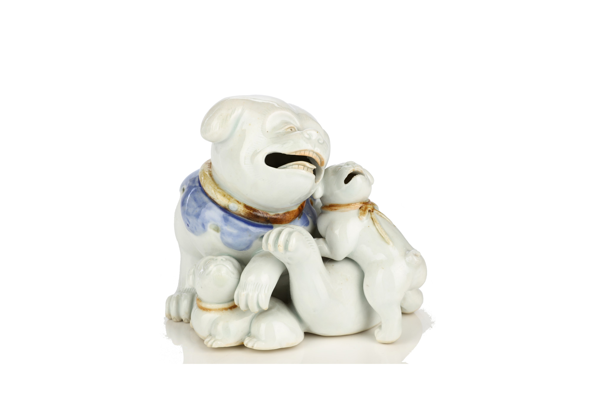 平戸焼犬置物、19世纪A JAPANESE HIRODO DOG GROUP.-【Deal Price 生まれのブランドで 犬 置物 置物