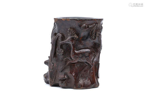 清康熙   木雕鹿与灵芝笔筒                                                                                                                                      A CHINESE CARVED WOOD BRUSHPOT.