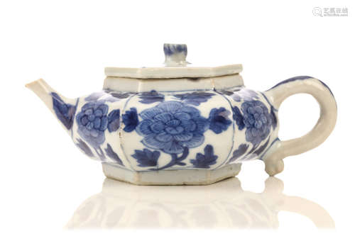 清康熙   青花六角盖壶                                                                                                                                          A CHINESE BLUE AND WHITE HEXAGONAL TEAPOT AND COVER.