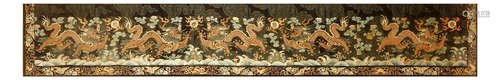 清   龙纹刺绣饰板                                                                                                                                               A CHINESE EMBROIDERED 'DRAGON' PANEL.