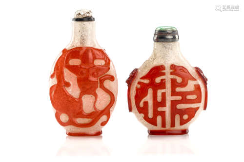 清   涅白地套红料鼻烟壶两件                                                                                                                                    TWO CHINESE RED-OVERLAY BUBBLE-SUFFUSED GLASS SNUFF BOTTLES.