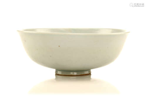 清   青瓷刻纹盌                                                                                                                                                  A CHINESE INCISED PALE CELADON BOWL.