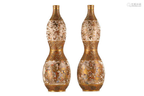 萨摩焼瓢箪型壶１対、明治时代                                                                                                                                      A PAIR OF JAPANESE SATSUMA VASES.