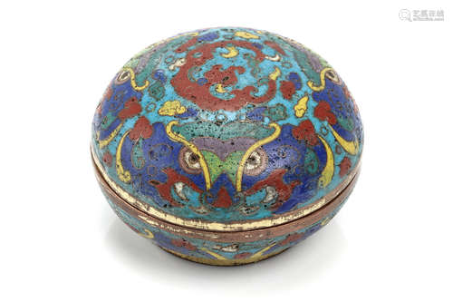 明   铜胎掐丝珐琅铜鎏金印泥盒                                                                                                                                                    A CHINESE CLOISONNÉ ENAMEL AND GILT BRONZE BRONZE SEAL PASTE BOX AND COVER.