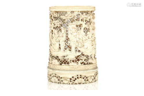 清 19世纪   象牙雕人物笔筒                                                                                                                                            A CHINESE CARVED IVORY BRUSH POT.