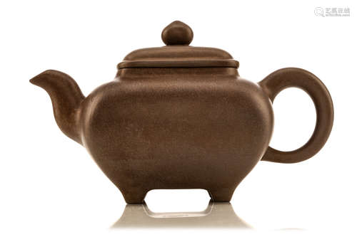 宜兴紫砂壶，盖款：「桂林」                                                                                                                                        A CHINESE YIXING ZESHA TEAPOT AND COVER.