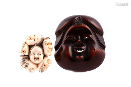 象牙雕り面根付、木雕りおかめ面、１９世纪                                                                                                                               TWO JAPANESE MASK NETSUKE.