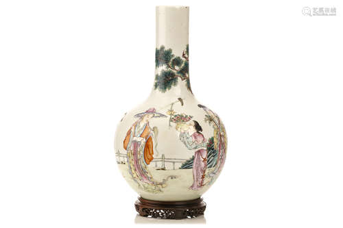 清19世纪   粉彩人物长颈瓶「慎德堂制」款                                                                                                                                                   A CHINESE FAMILLE ROSE BOTTLE VASE.