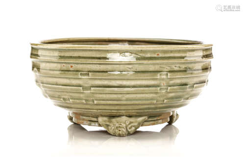 明   龙泉窑青釉三足香炉                                                                                                                                              A CHINESE LONGQUAN CELADON TRIPOD CENSER.