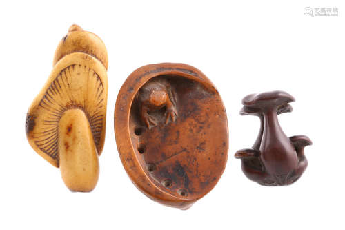 根付３点、椎茸、アワビ、江戸时代                                                                                                                                    THREE JAPANESE NETSUKE.