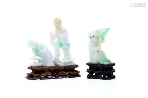 20世纪   翡翠童子像及猴子像                                                                                                                                        A CHINESE JADEITE MODEL OF TWO BOYS, TOGETHER WITH A JADEITE MODEL OF A MONKEY.