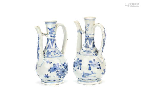 明末清初   青花执壶一对                                                                                                                                             A PAIR OF CHINESE BLUE AND WHITE EWERS.