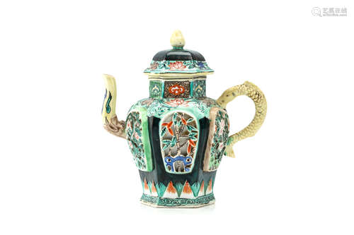 清康熙   五彩六角盖壶                                                                                                                                              A CHINESE FAMILLE VERTE HEXAGONAL THREE FRIENDS TEAPOT AND COVER.