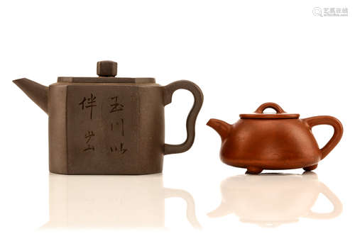 宜兴紫砂壶两把，底款：「少峰」                                                                                                                                 TWO CHINESE YIXING ZESHA TEAPOTS AND COVERS.