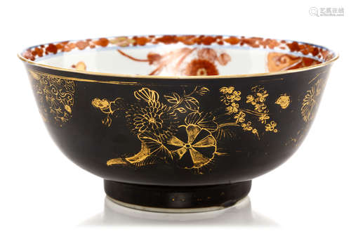 清康熙   黑地鎏金盌内饰矾红鎏金花纹                                                                                                                                     A CHINESE MIRROR BLACK-GLAZED AND GILT-DECORATED BOWL.