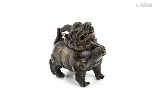 明   铜制麒麟形香炉                                                                                                                                            A CHINESE MINIATURE BRONZE QILIN CENSER.