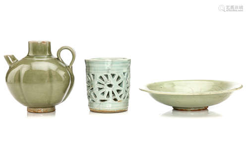 青瓷器三件                                                                                                                                                 THREE CELADON GLAZED PIECES.