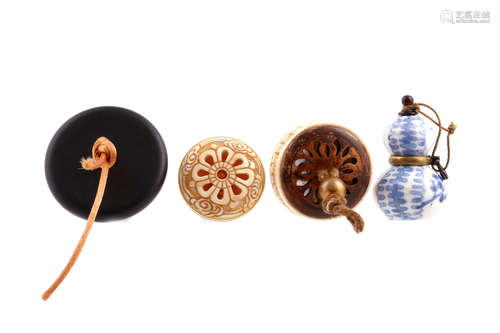 馒头根付３点、平戸焼根付１点、１９世纪                                                                                                                                THREE JAPANESE MANJU AND ONE PORCELAIN NETSUKE.